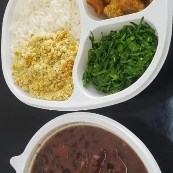 Feijoada com arroz, farofa e couve refogada