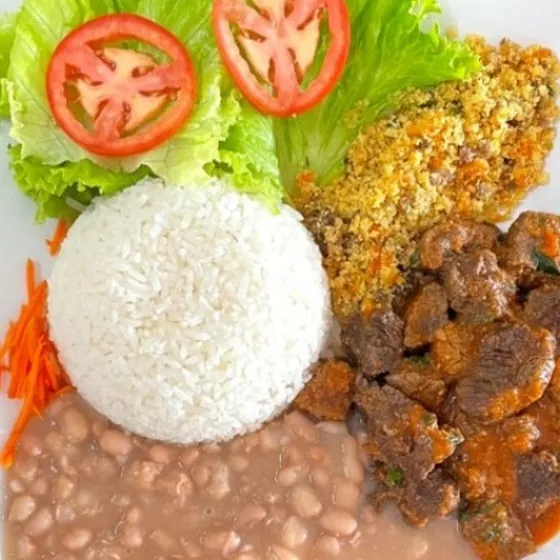 Carne ao molho com arroz, feijão, farofa e salada
