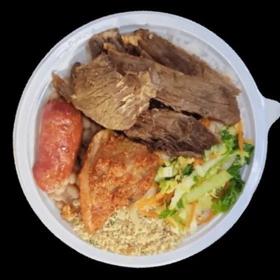 Marmitex de churrasco na brasa com carne assada, linguiça, arroz, farofa e vinagrete