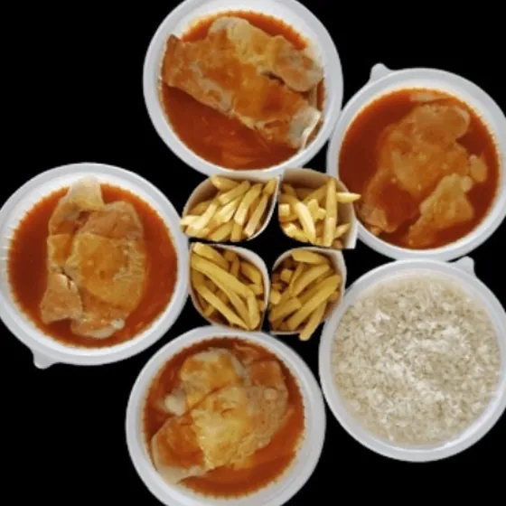Combo para quatro pessoas com tigelas de carne, arroz e fritas