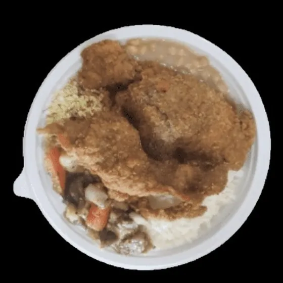 Milanesa empanada com arroz e legumes