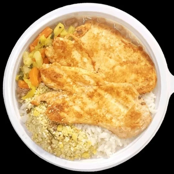 Filé de frango grelhado com arroz, farofa e legumes