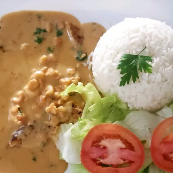 Filé de merluza ao molho de camarão com arroz e salada