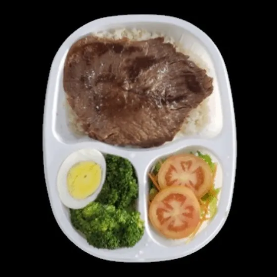 Marmita fitness com carne grelhada, brócolis, ovo e salada