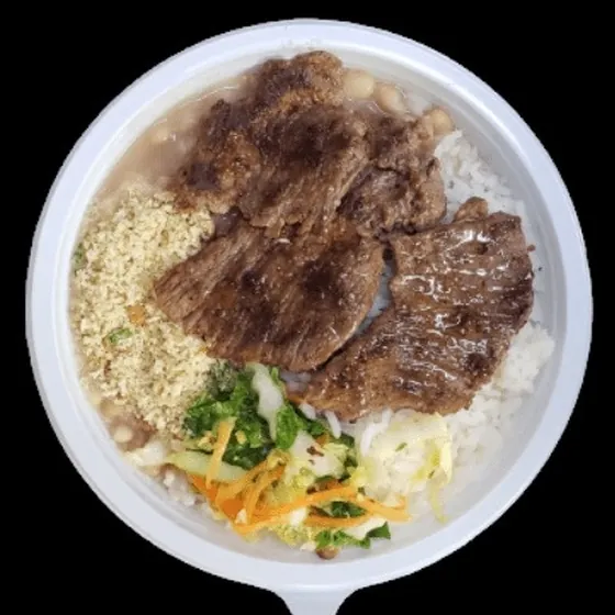 Bife bovino grelhado com arroz, feijão e farofa