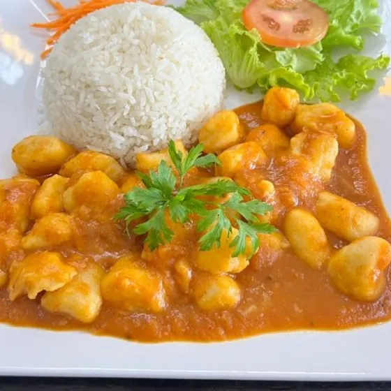Nhoque ao molho com arroz branco