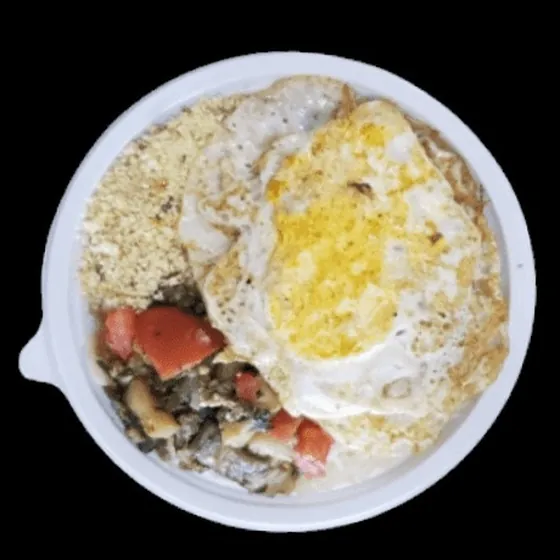 Ovos fritos com arroz, feijão e legumes