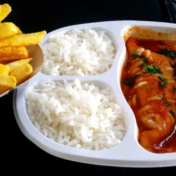 Panqueca ao molho com arroz e caixa de batata frita