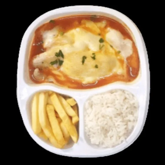 Parmegiana com queijo derretido, arroz e batata frita na marmita