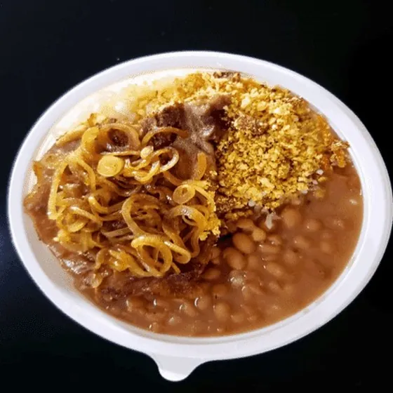 Bisteca suína acebolada com feijão e farofa